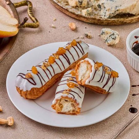 Эклер с карамелизированной грушей и сыром глазированный 300 г (5 штук)